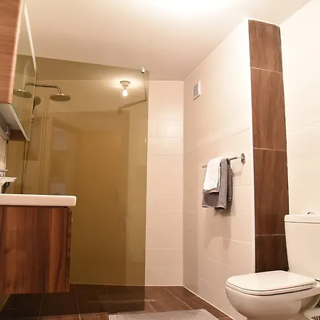 Apartment 3 Bedroom With Parking Garage In The Heart Of