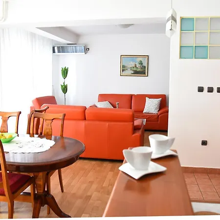 3 Bedroom With Parking Garage In The Heart Of Скопье