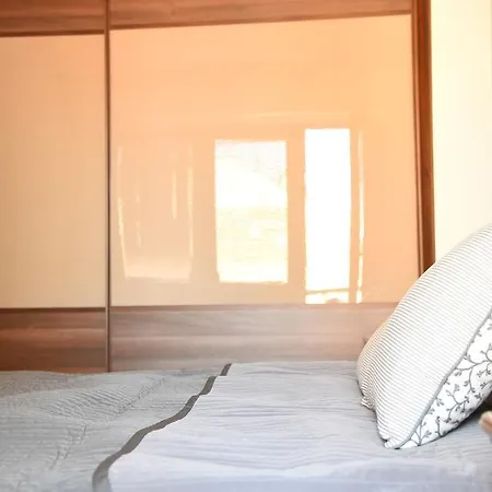 Апартаменты 3 Bedroom With Parking Garage In The Heart Of *